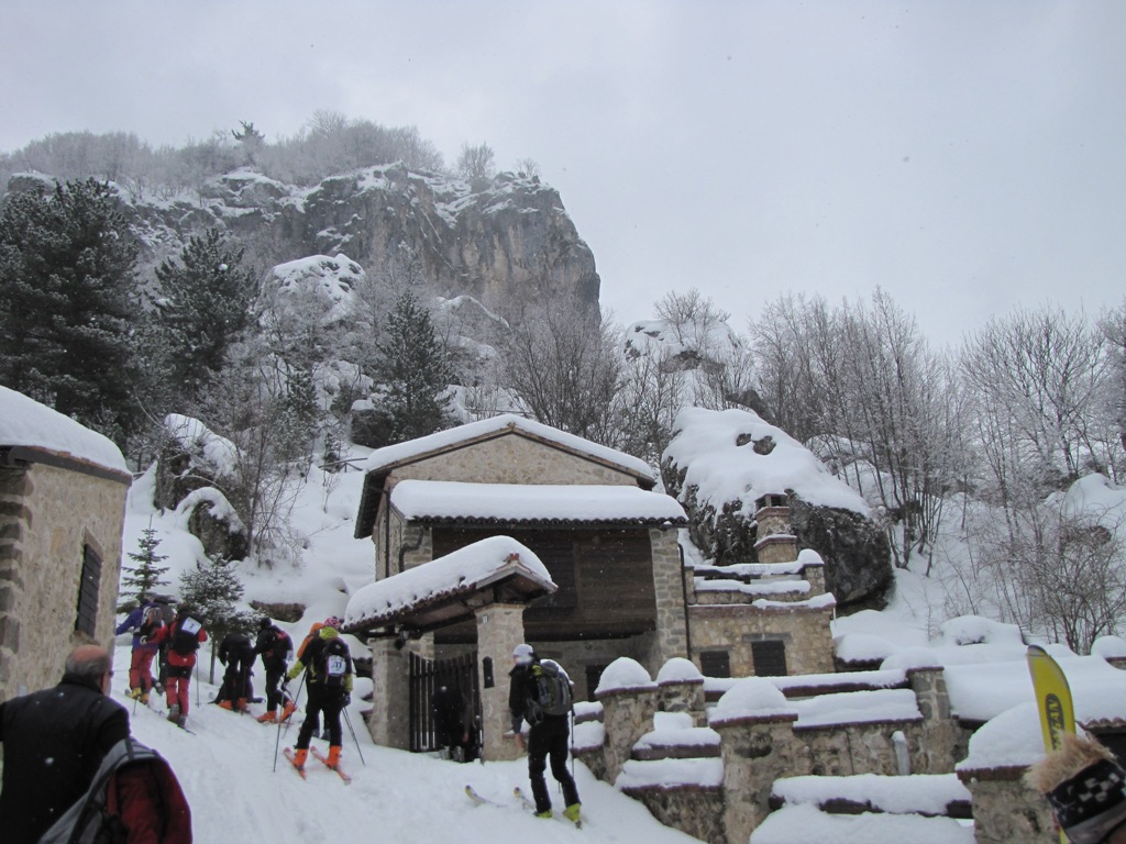 La traversata alta del Gran Sasso (da lontano)